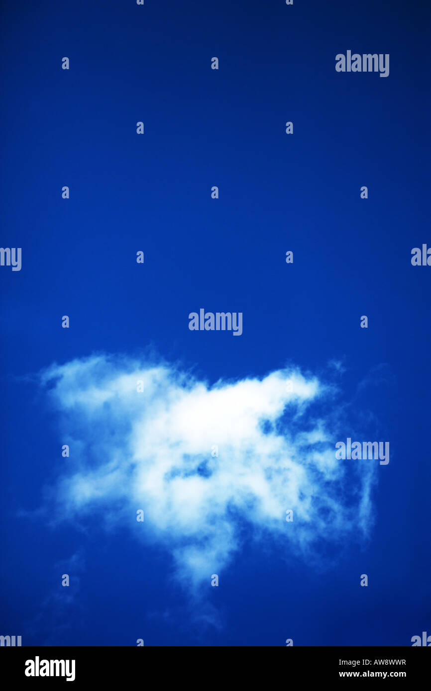 Cloud solitario in un perfetto cielo blu Foto Stock