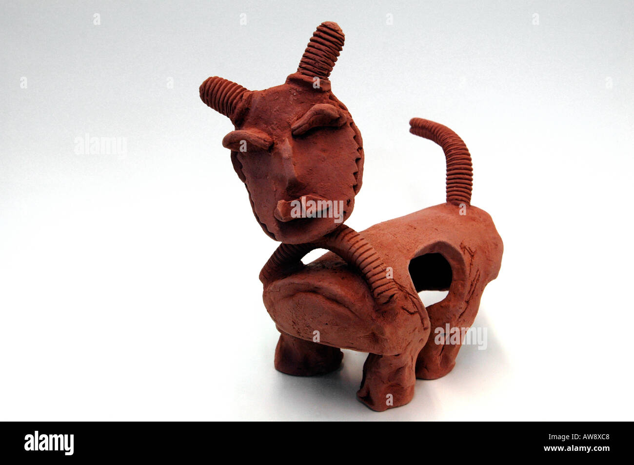 Gatto scultura in argilla ceramica un pezzo di arte Foto Stock