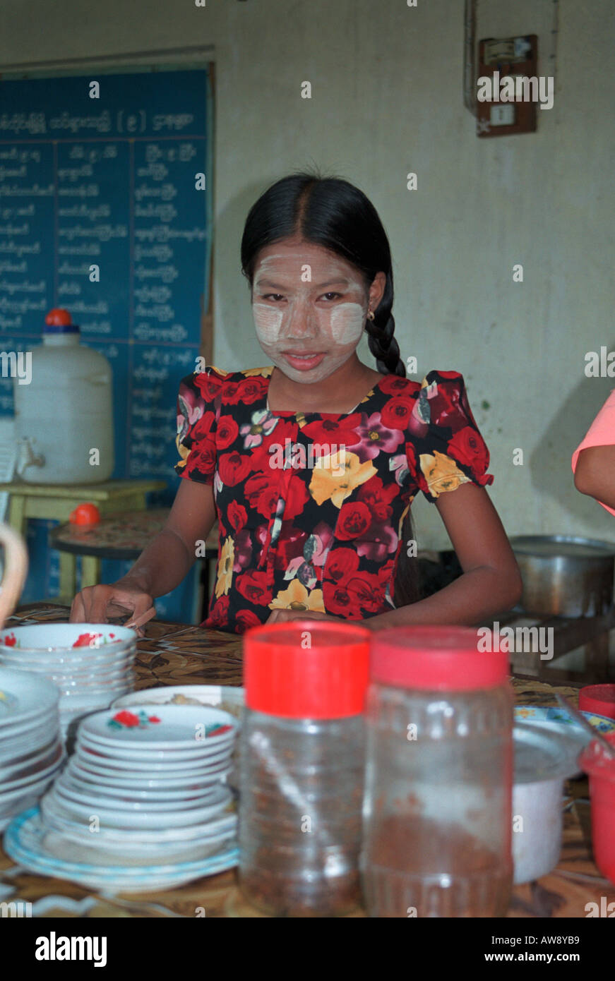 Ragazza giovane con 'thanakha' sul suo viso, tè stallo nella Sagaing Hills, vicino a Mandalay, Myanmar (Birmania) Foto Stock