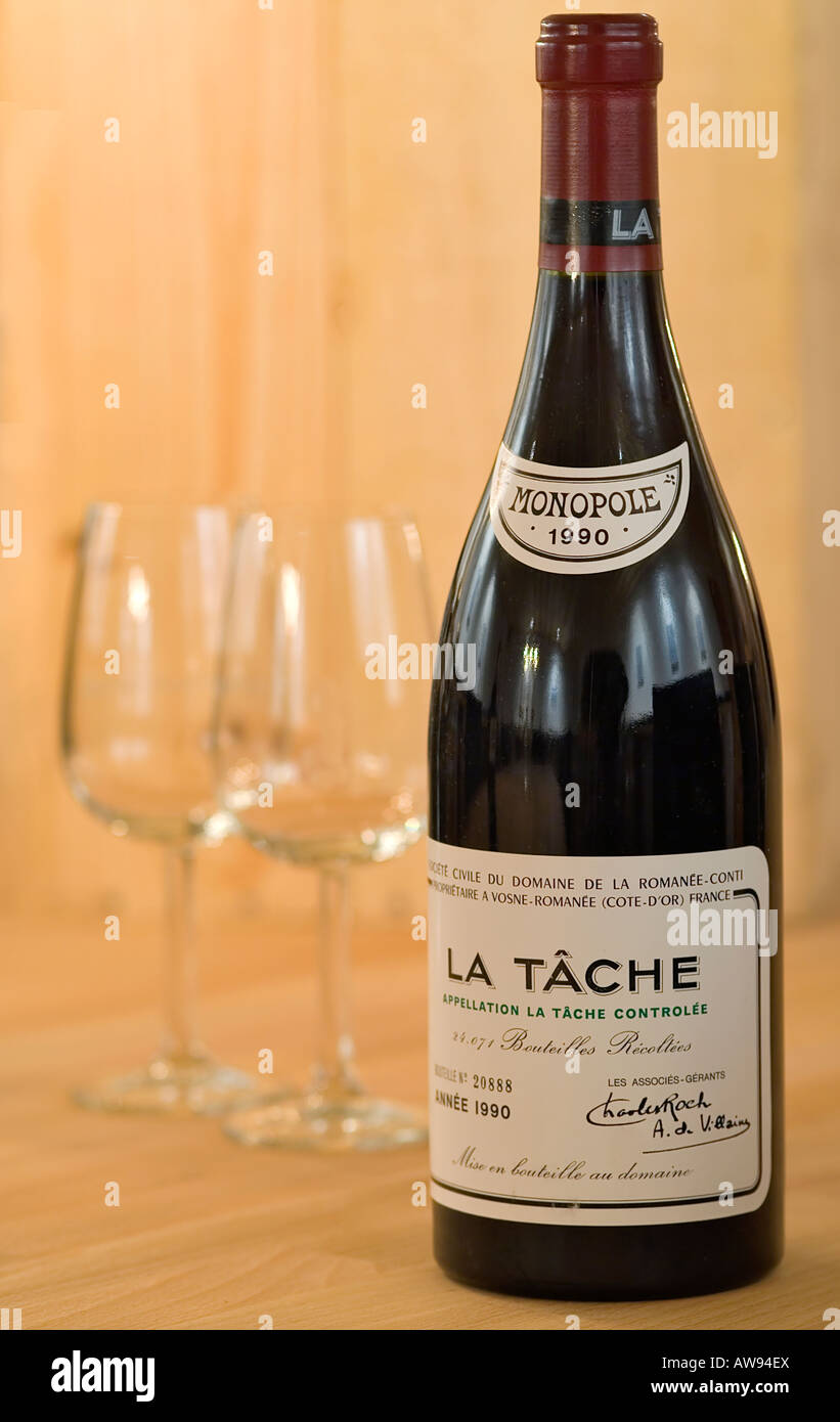 Singola bottiglia La Tache Monopole, molto costoso il vino francese con bicchieri di vino Foto Stock