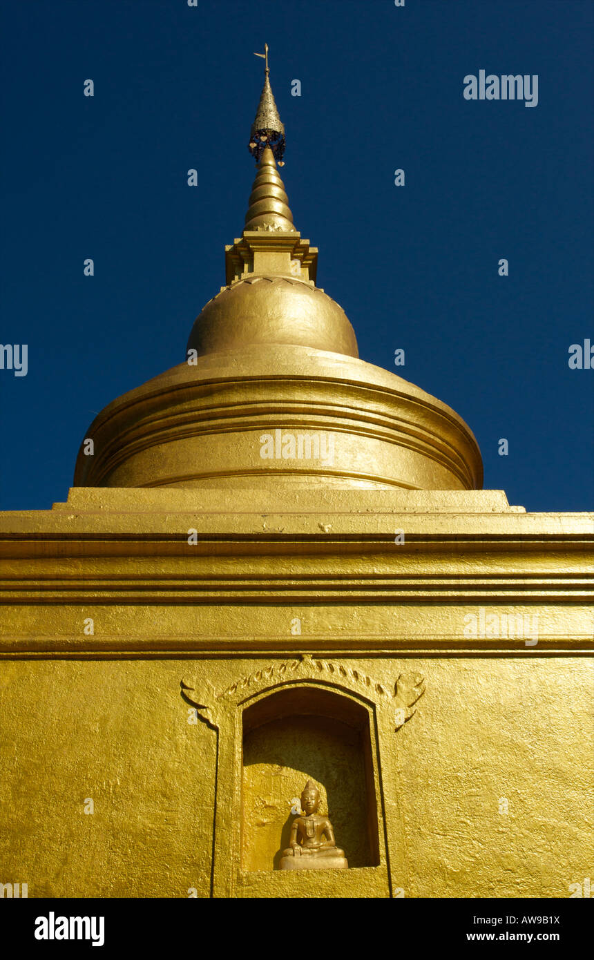 Stupa dorato di Wat Phra Singh in Chiang Rai Thailandia Foto Stock