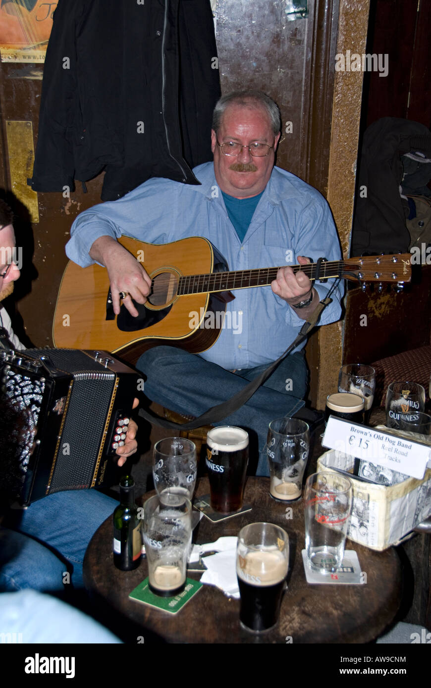 Un musicista che gioca la musica tradizionale irlandese in un bar di Dublino. Foto Stock