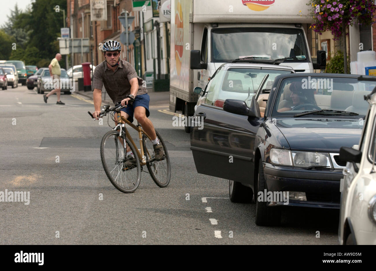 La concentrazione è necessaria quando una bicicletta nel traffico Foto Stock