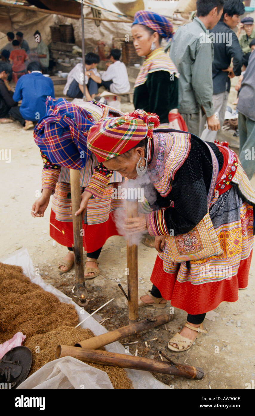 Donne pipe a Bac Ha mercato, nel Vietnam del Nord Foto Stock