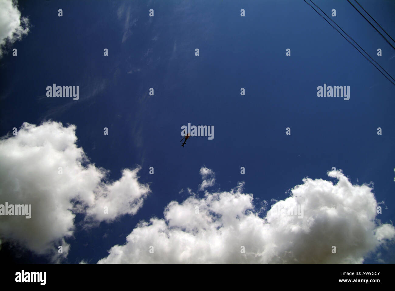 Un elicottero che vola nel cielo Foto Stock