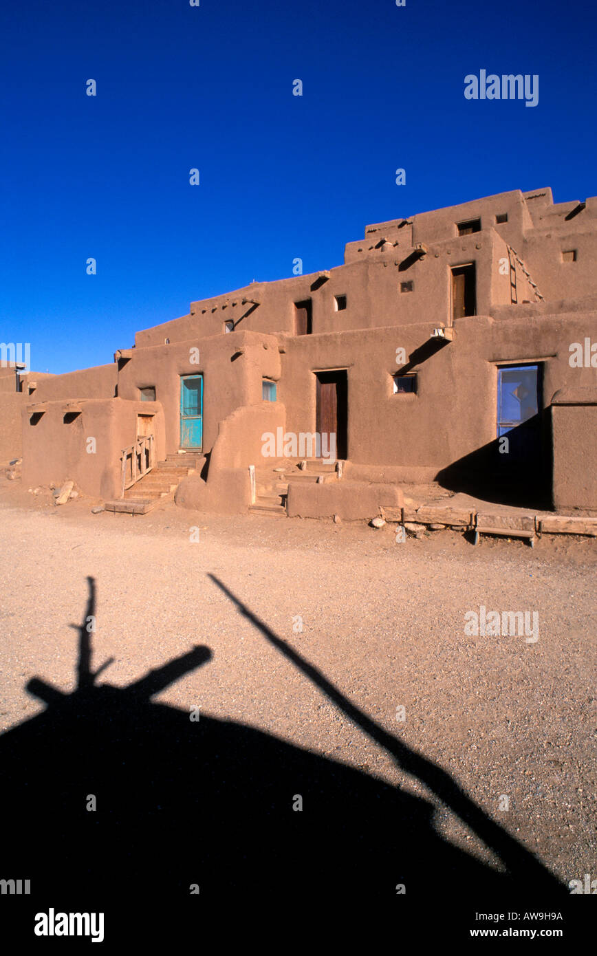 La luce del mattino sul 3 Storia adobe North House World Heritage Site Taos Pueblo nel Nuovo Messico Foto Stock