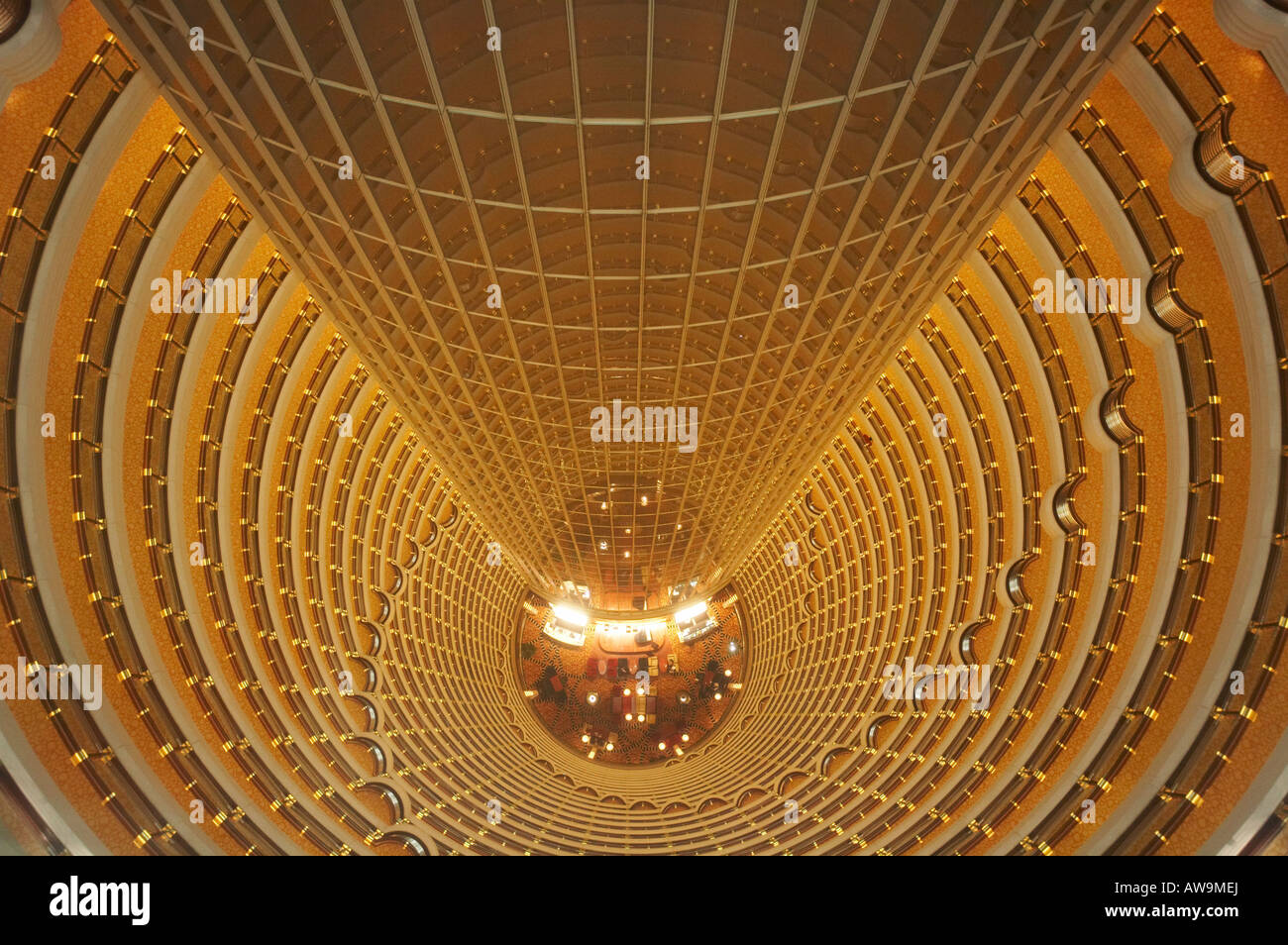 Atrio Interno vista del Grand Hyatt Hotel occupa piani 53 e 87 della Torre di Jin Mao nel distretto di Pudong Shanghai in Cina Foto Stock