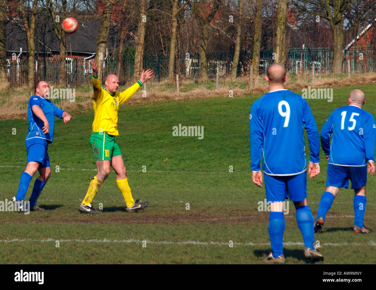 Una domenica di campionato amatoriale partita di calcio,avendo luogo in Staffordshire Inghilterra. Foto Stock