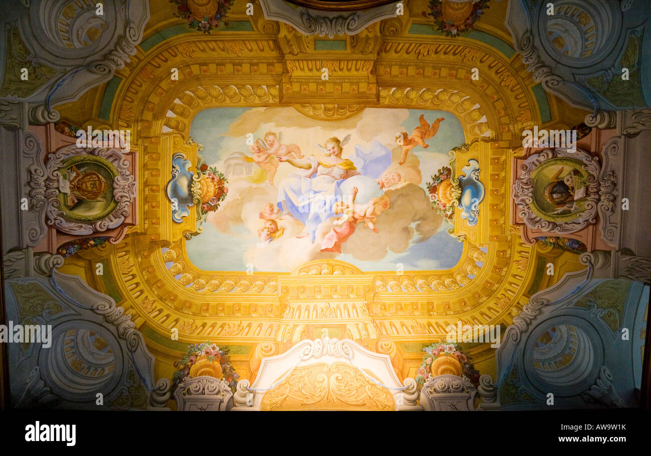 Affresco di Paul Troger sul soffitto della libreria all'interno barocco monastero dei benedettini dell'Abbazia di Melk in Austria Foto Stock