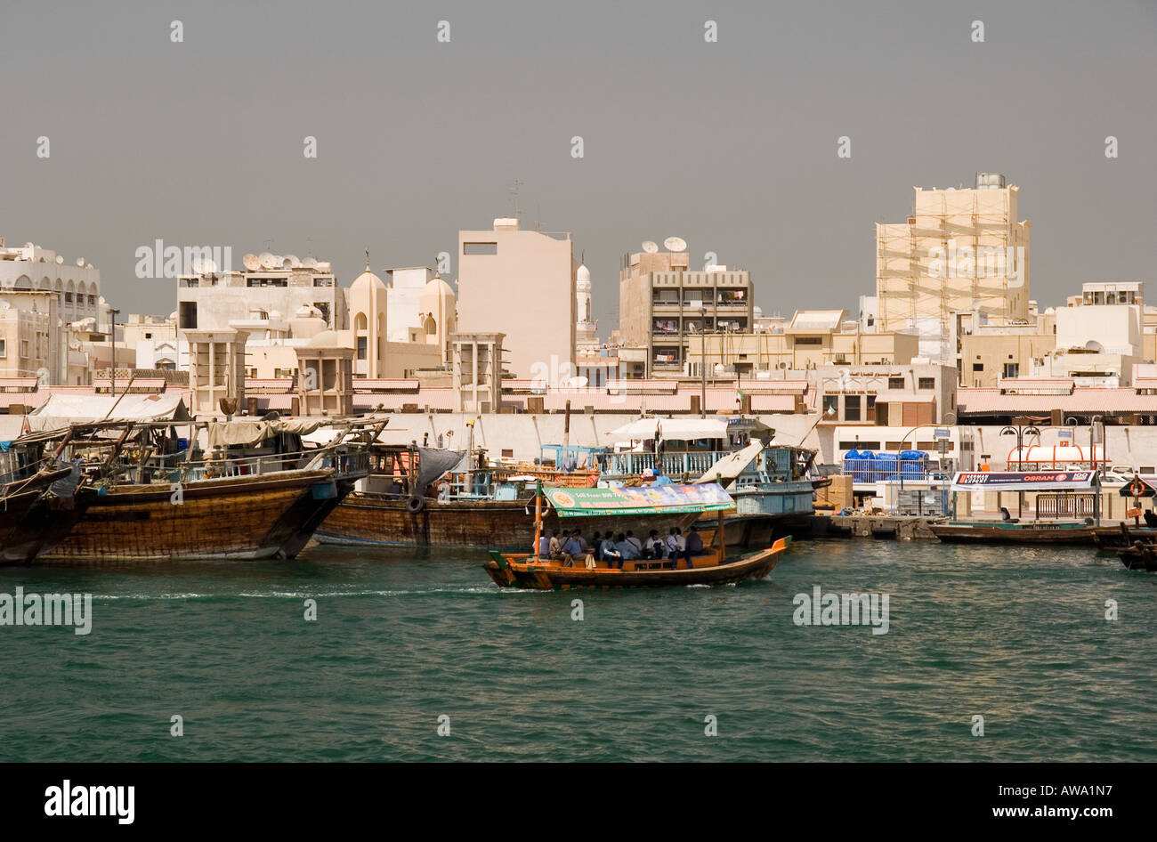 Deira mostrato dal Creek di Dubai, UAE. Con piccoli traghetti passeggeri barche - abras, e di medie dimensioni che trasportano merci barche. Foto Stock