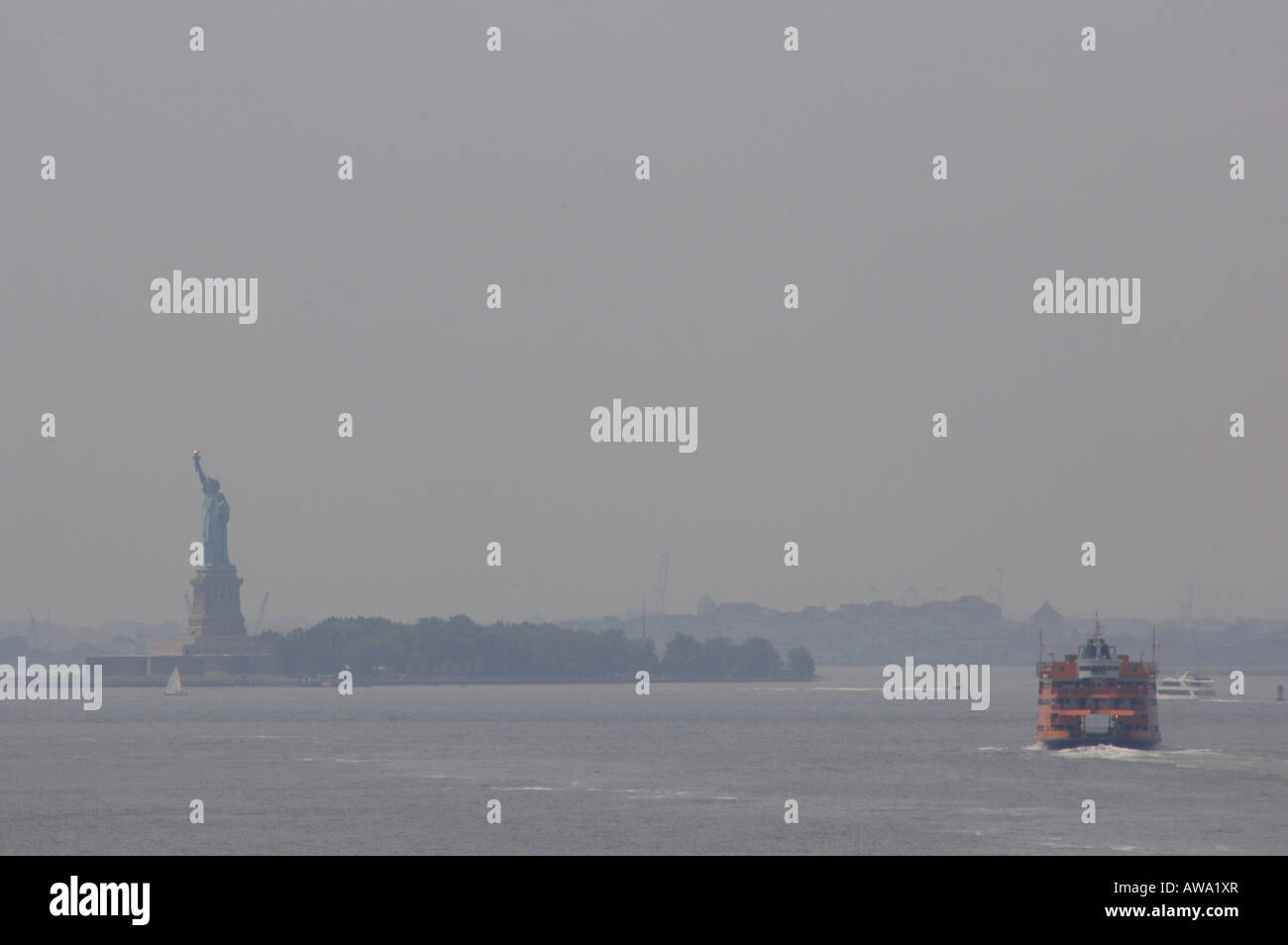 Vista della Statua della Libertà da Brooklyn Heights New York STATI UNITI D'AMERICA Foto Stock