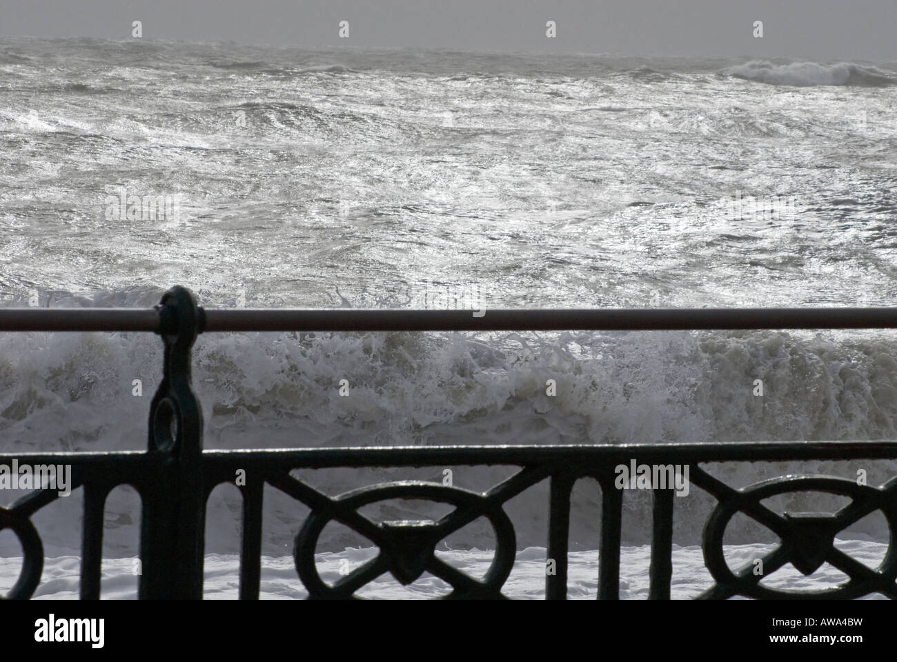 Tempesta di mare Onda di rottura sul fronte mare di ringhiere Foto Stock