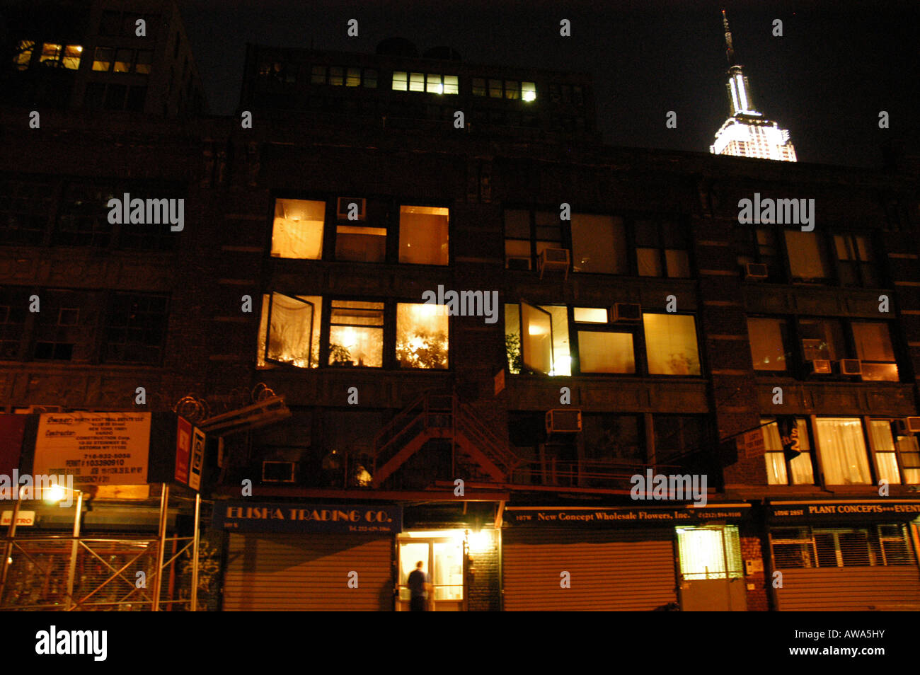Serra casa nel quartiere di Chelsea con l'Empire State nella parte posteriore di New York STATI UNITI D'AMERICA Foto Stock