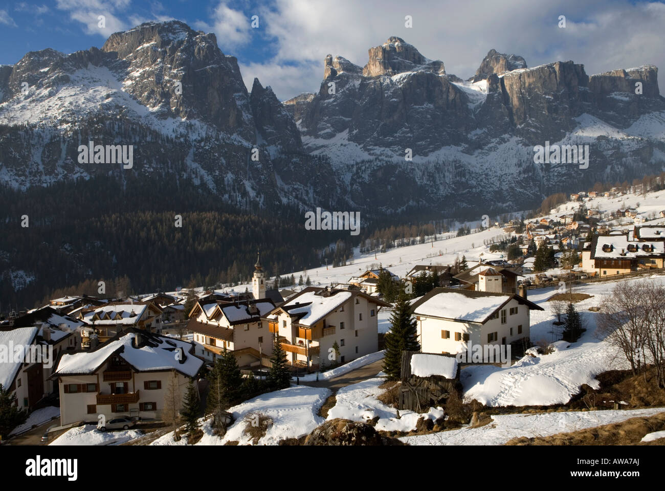 Paese di Colfosco in inverno la neve ,Dolomiti , Italia. Foto Stock