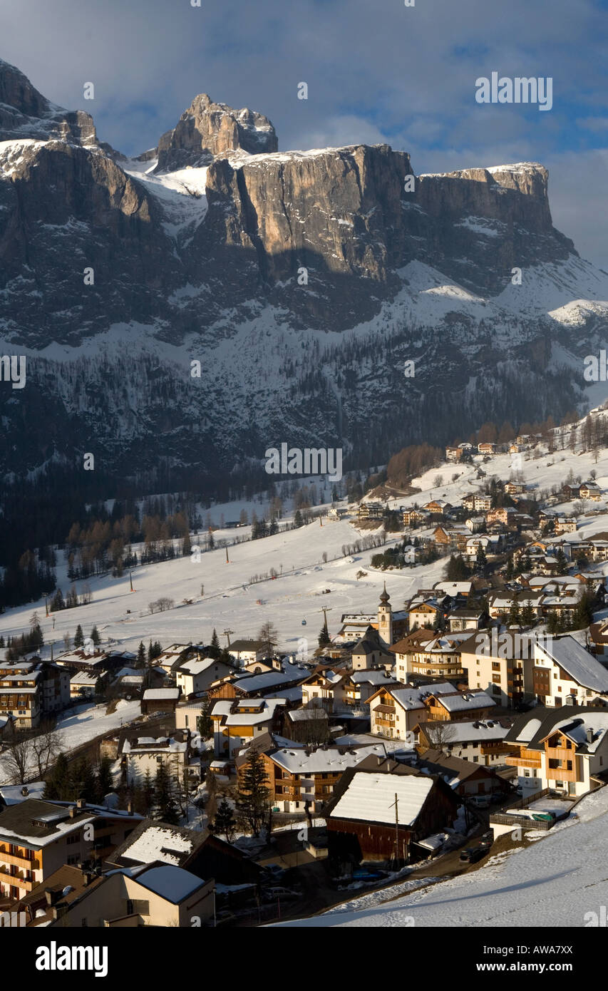 Paese di Colfosco in inverno la neve ,Dolomiti , Italia. Foto Stock