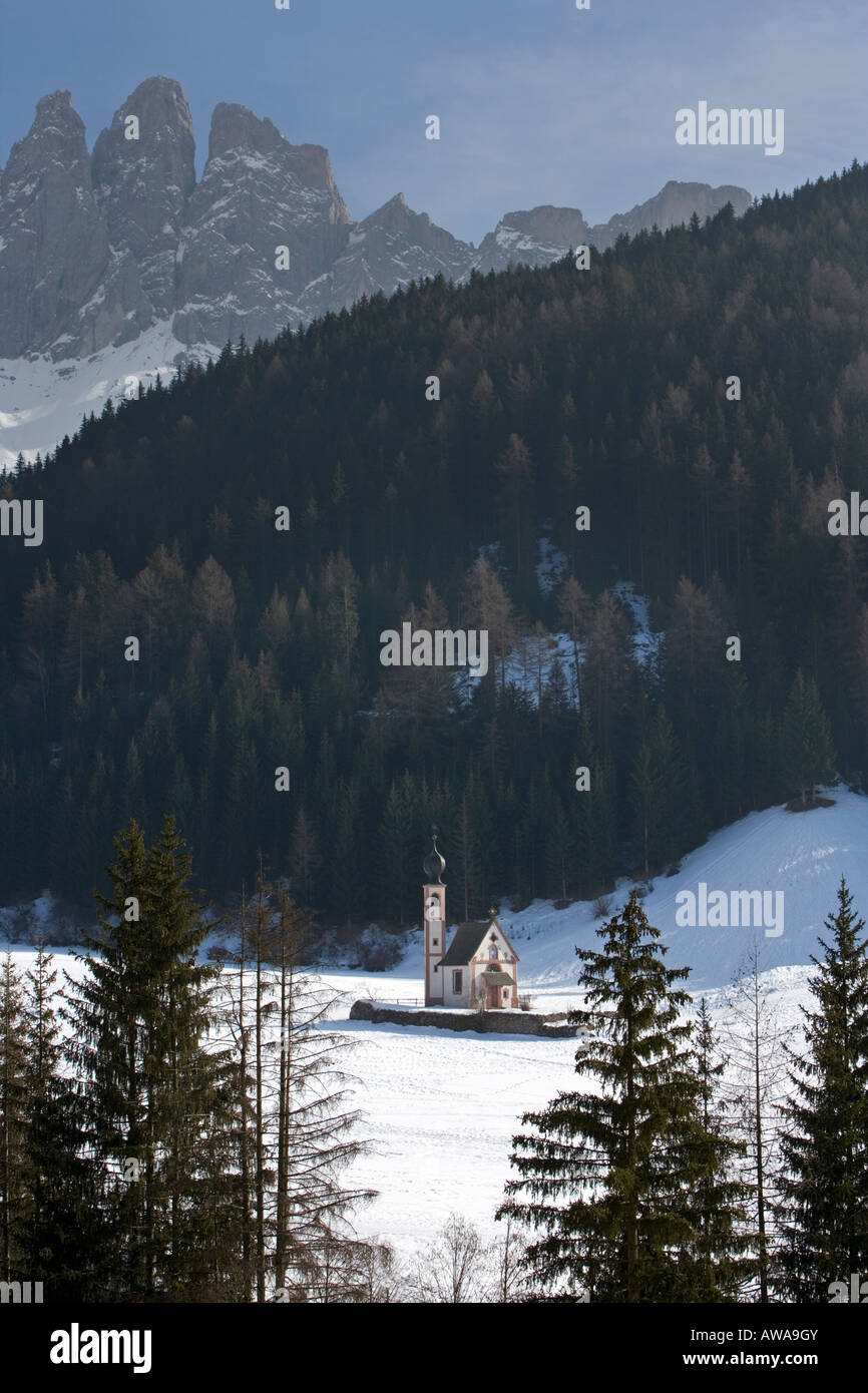 Villaggio di Santa Maddalena e San Johann chiesa in inverno la neve, Val di Funes , Italia Foto Stock