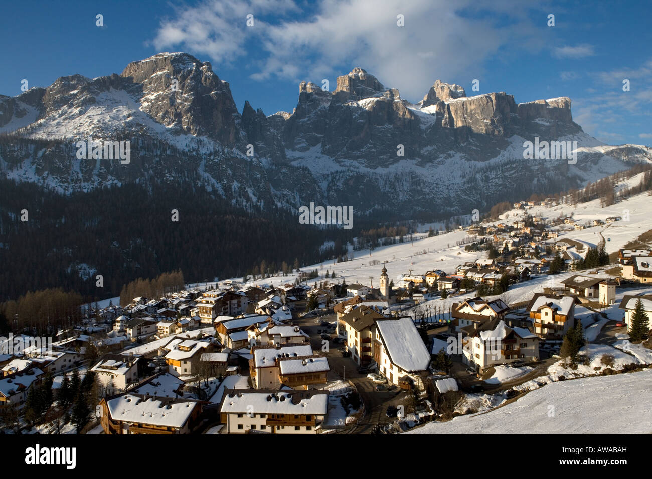 Alta Vista del paese di Colfosco in inverno la neve ,Dolomiti , Italia. Foto Stock