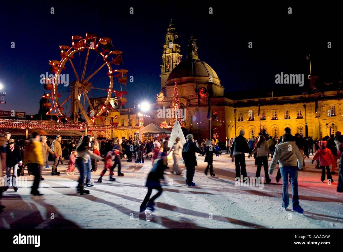 Winter Wonderland Festival sulla pista di pattinaggio su ghiaccio con pattinatori a Cardiff. Foto Stock