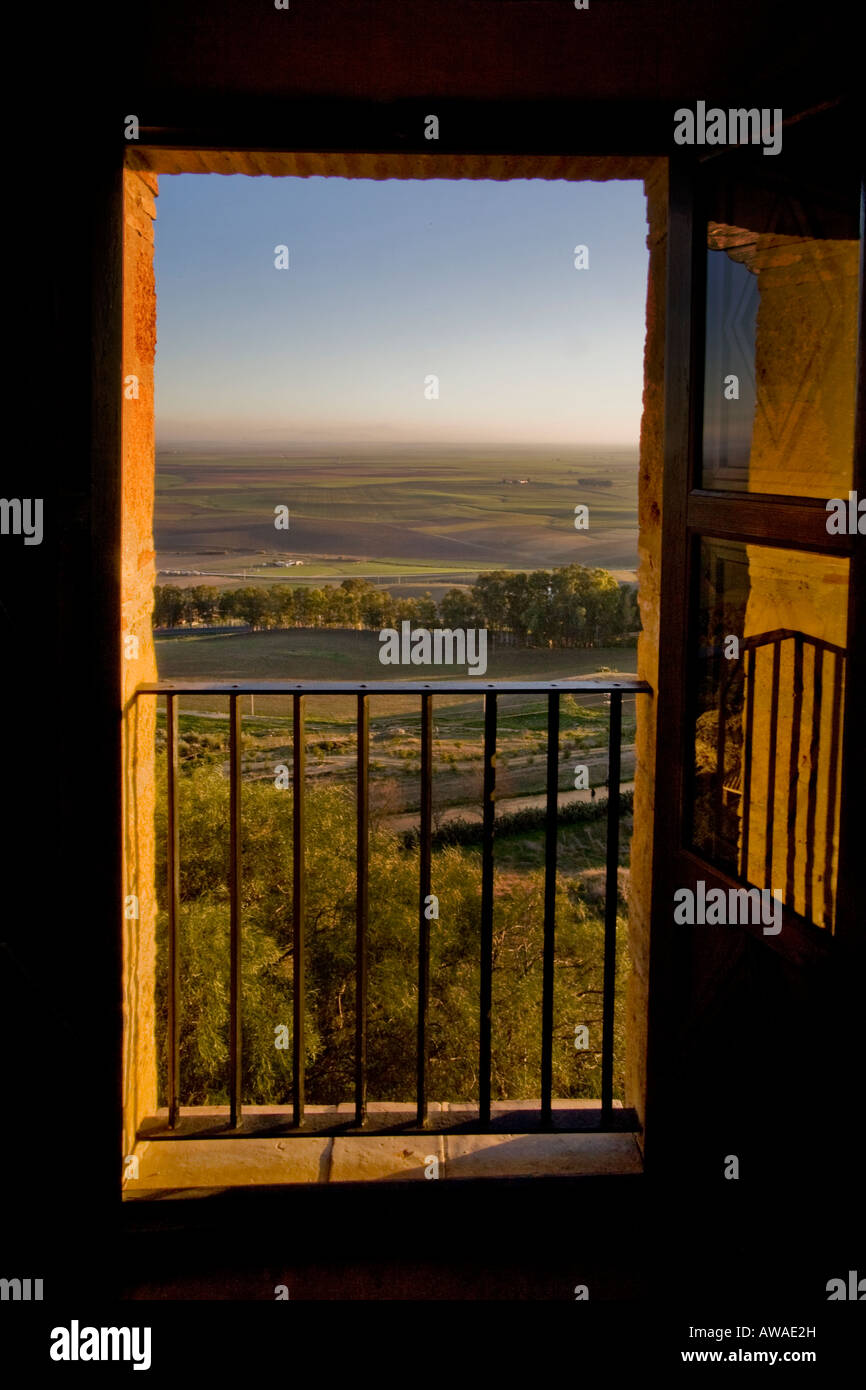Terreni agricoli nella valle di Carmona Spagna nella provincia di Siviglia è incorniciata da una finestra Foto Stock
