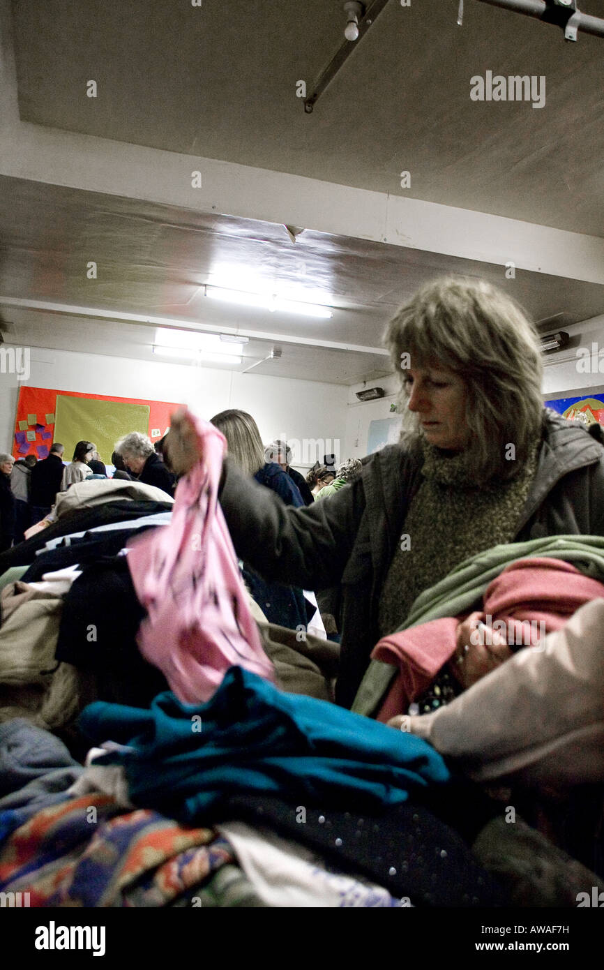 Frugando in accozzaglia in vendita in village hall Foto Stock