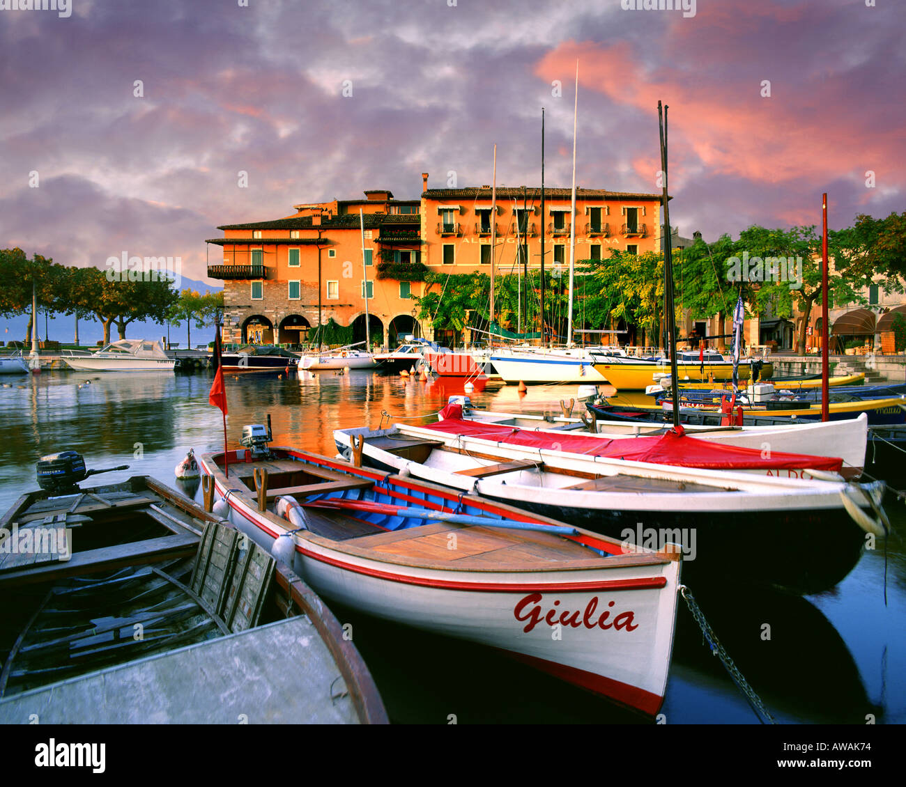 IT - LAGO DI GARDA: il porto di Torri del Benaco Foto Stock