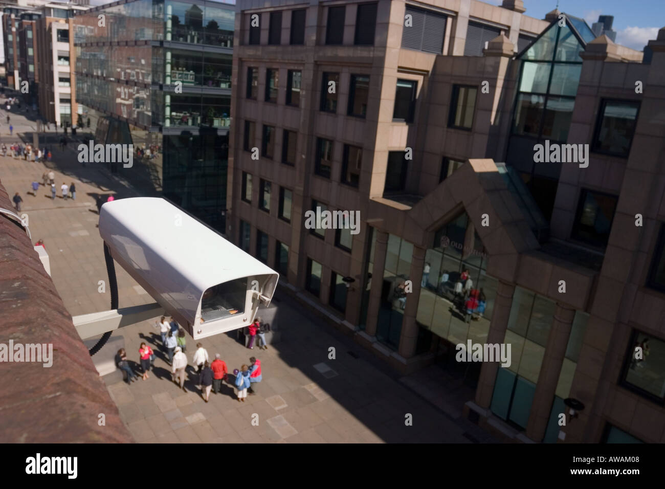 La protezione CCTV telecamera sul tetto veglia sulla zona pedonale nel centro di Londra Foto Stock