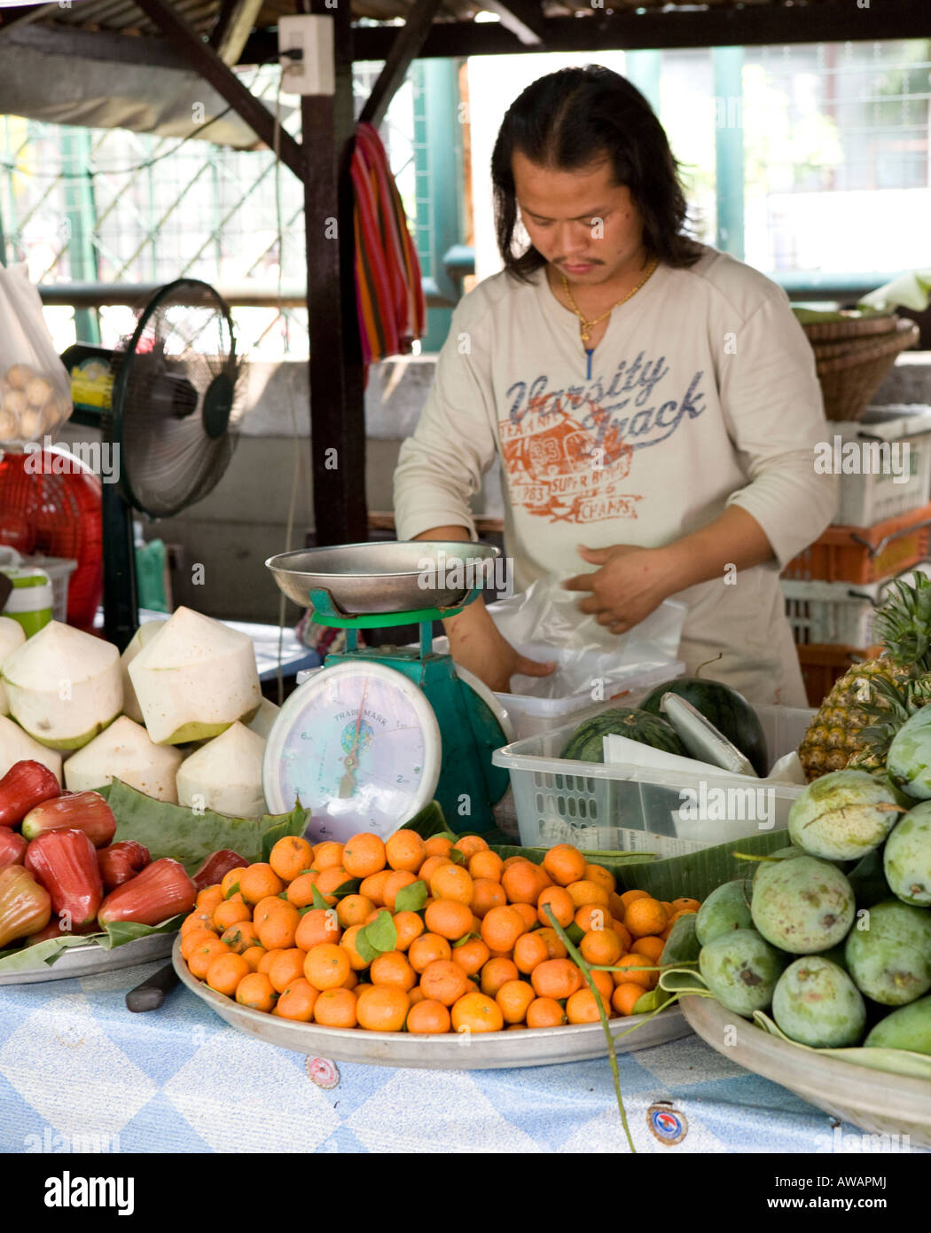 Donna thailandese del peso di verdure in una strada di Bangkok in Thailandia del mercato del sud-est asiatico Foto Stock