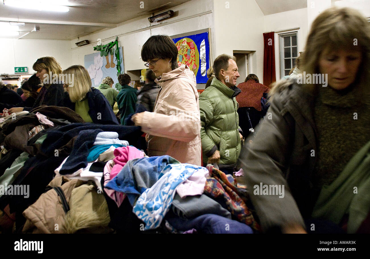 Frugando in accozzaglia in vendita in village hall Foto Stock