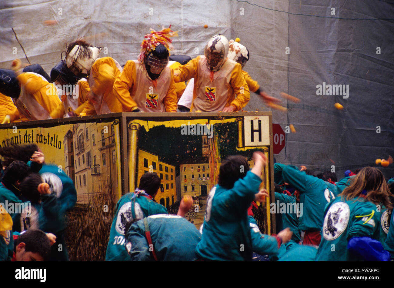 La battaglia delle arance al Carnevale di Ivrea, Italia Foto Stock