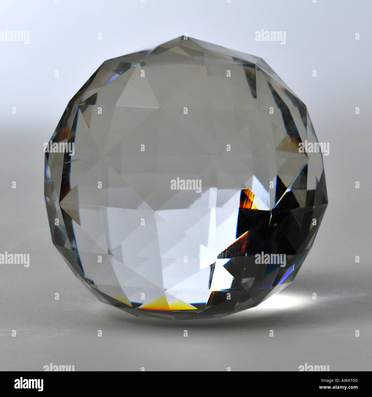 Vetro cristallo sfaccettato fermacarte Foto Stock