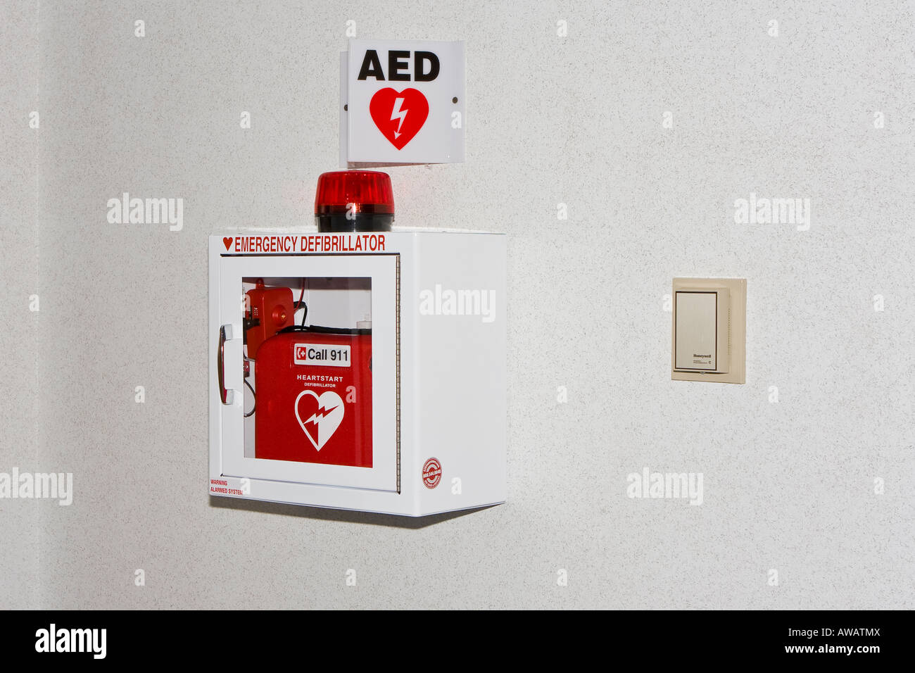 Defibrillatore semiautomatico di emergenza per le emergenze cardiache Foto Stock
