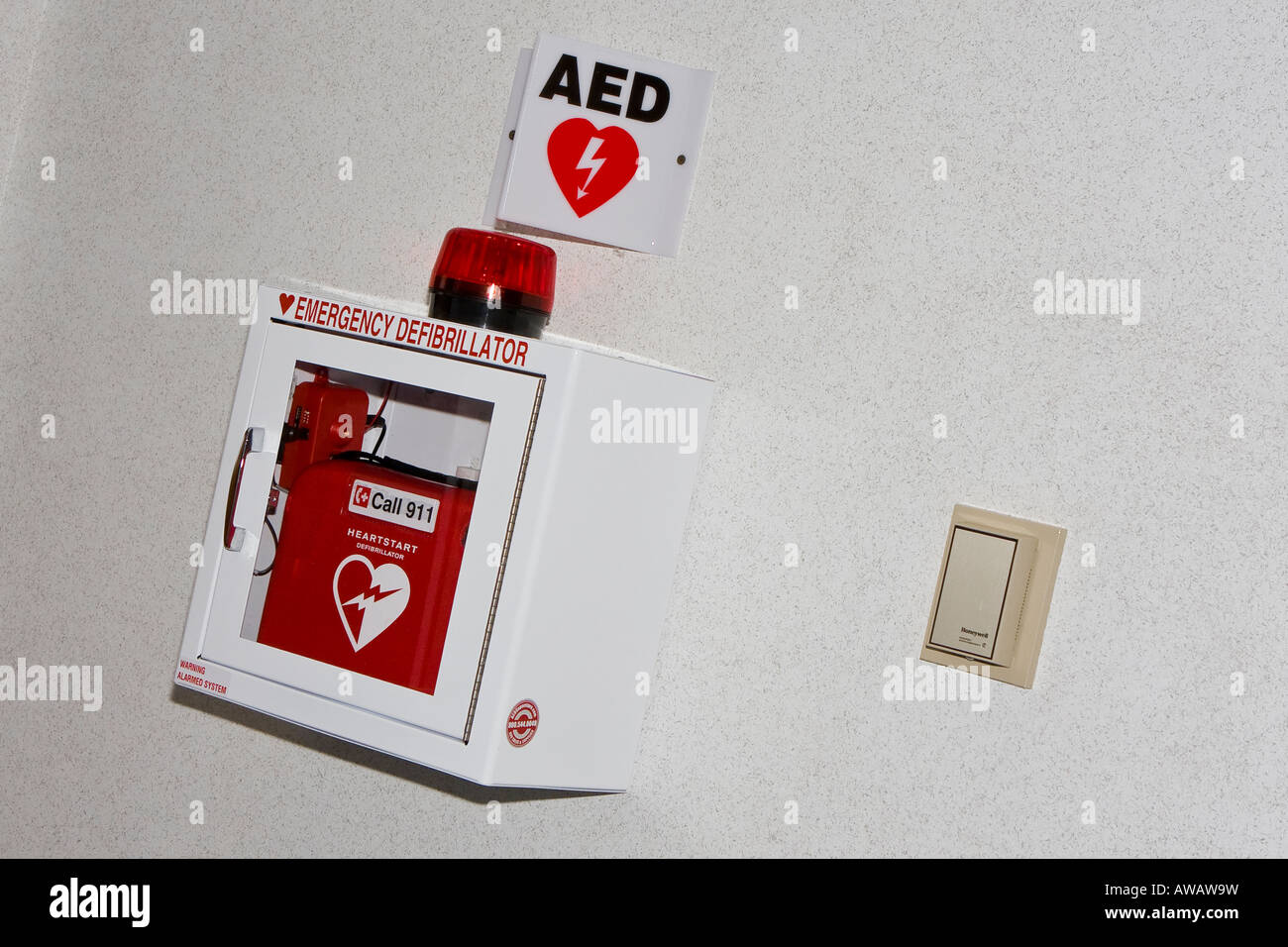 Defibrillatore semiautomatico di emergenza per le emergenze cardiache Foto Stock