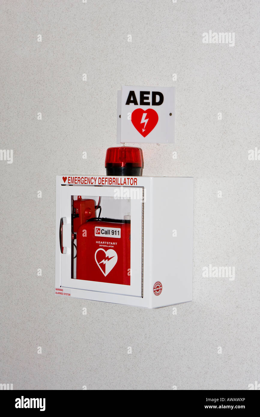 Defibrillatore semiautomatico di emergenza per le emergenze cardiache Foto Stock