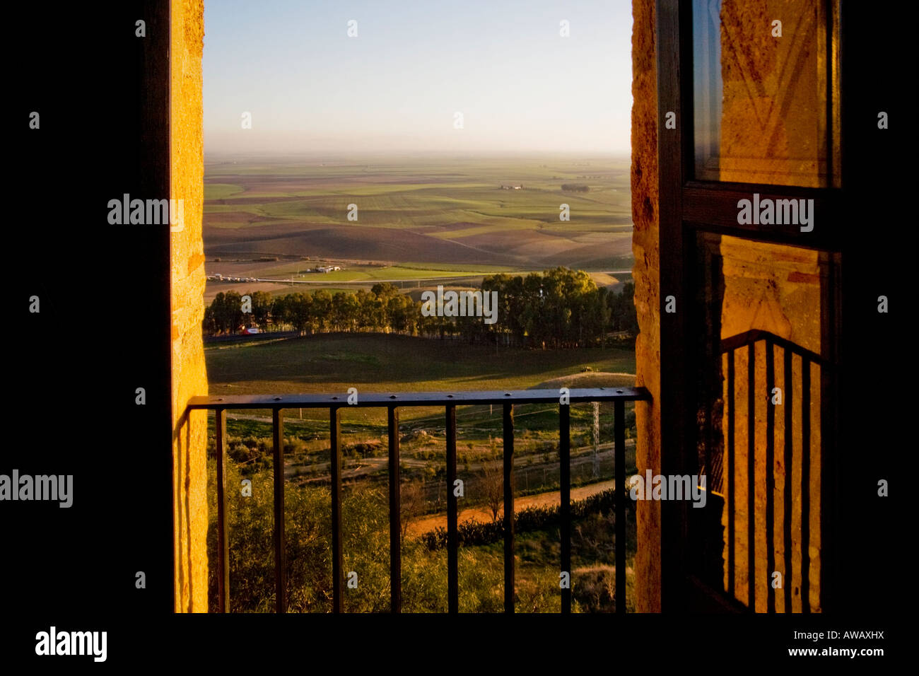 Terreni agricoli nella valle di Carmona Spagna nella provincia di Siviglia è incorniciata da una finestra Foto Stock