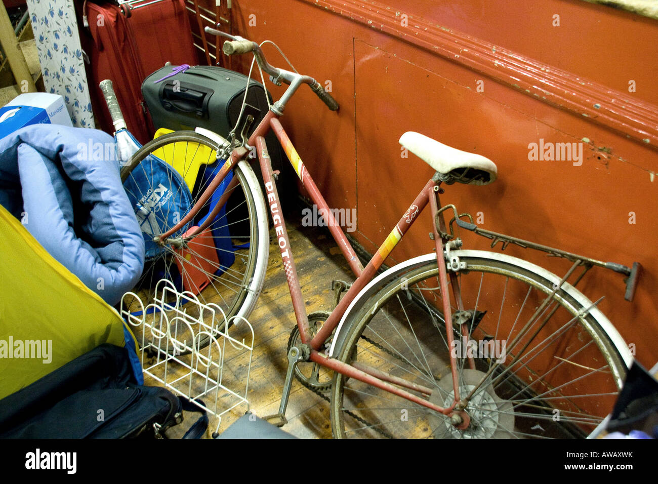 Accozzaglia vendita articoli in village hall, compresi i vecchi bike Foto Stock