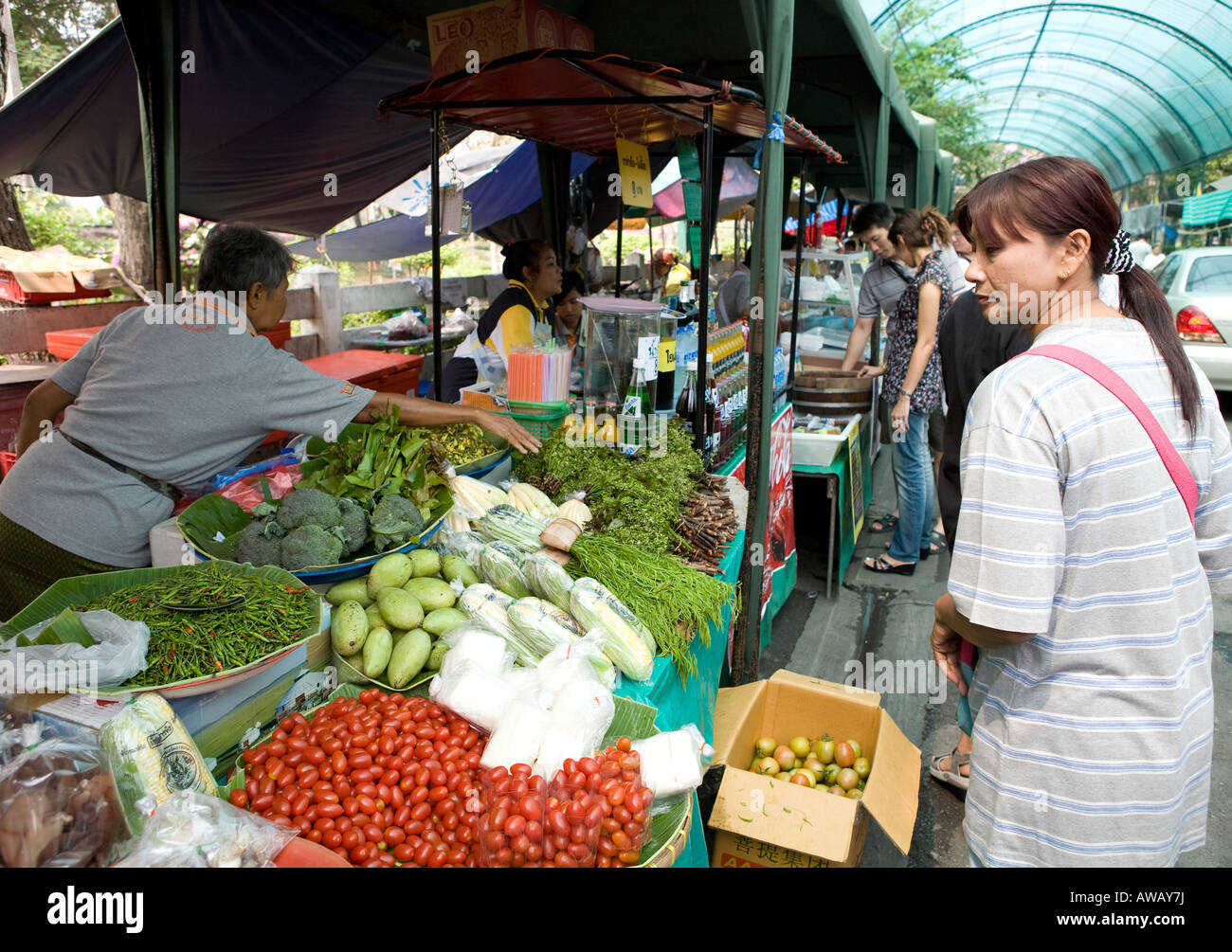Frutta e verdura in stallo a Bangkok Street Market della Thailandia del sud-est asiatico Foto Stock