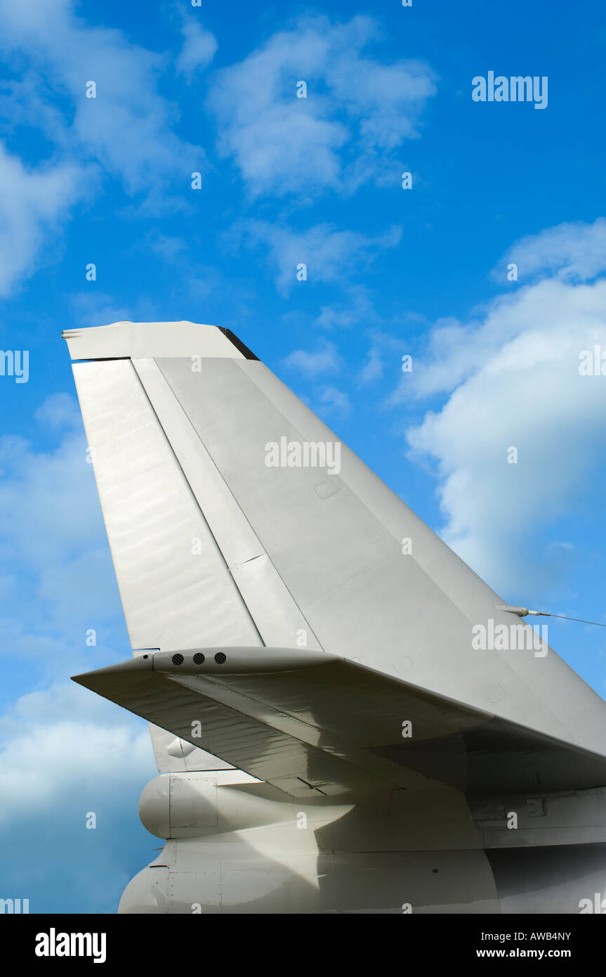 Un grande aereo commerciale non contrassegnato si trova parcheggiato. Sezione di coda in metallo, contro un cielo blu. La pandemia di COVID ha portato le compagnie aeree e i viaggi a un punto morto Foto Stock