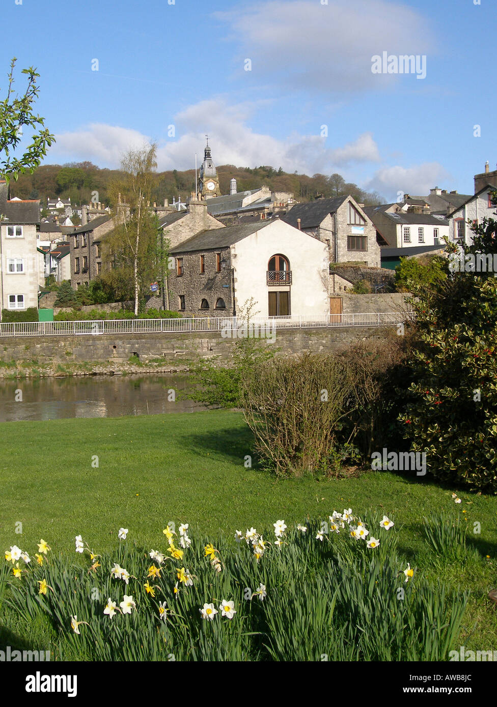 La città di Kendal vista lungo il fiume Kent , Cumbria, Inghilterra, UK, Regno Unito, Gran Bretagna, Europa Foto Stock