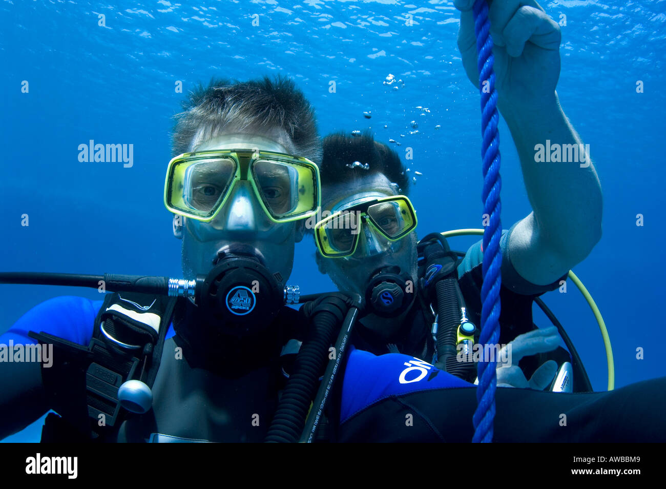 Alexander Caminada e Chris Sly. Due maschio subacquei facendo sosta di decompressione holding alla linea di tiro. Foto Stock