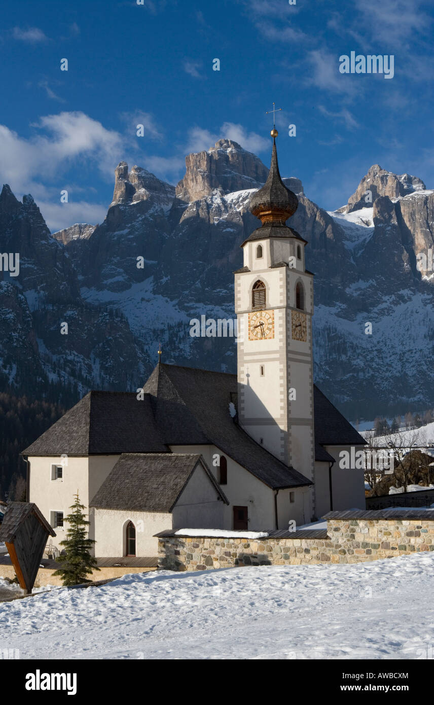 La Chiesa nel paese di Colfosco in inverno la neve ,Dolomiti , Italia. Foto Stock