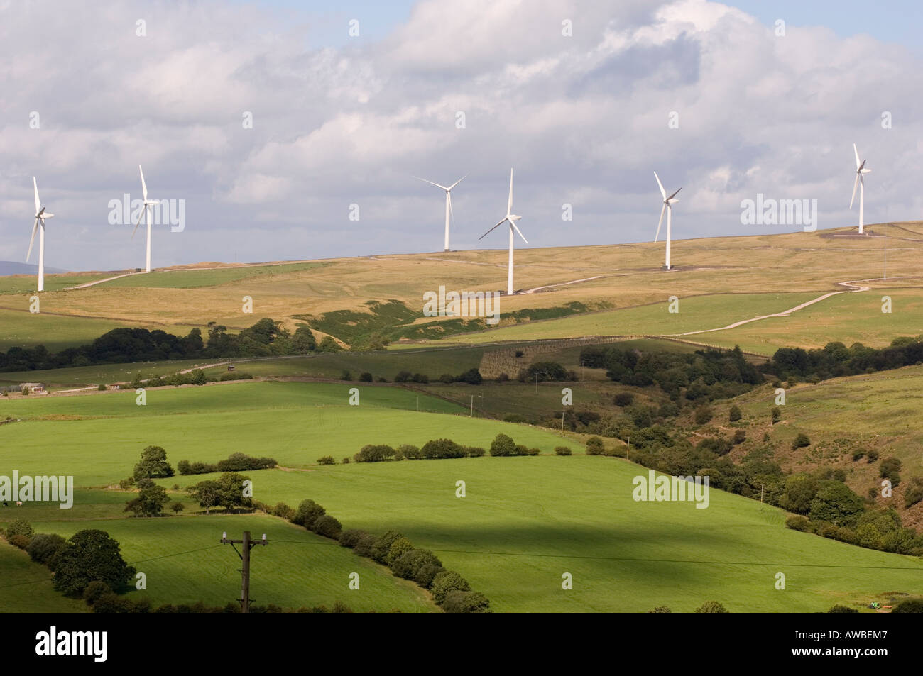 Per centrali eoliche al di sopra di una valle vicino a Caton Lancashire Inghilterra Foto Stock