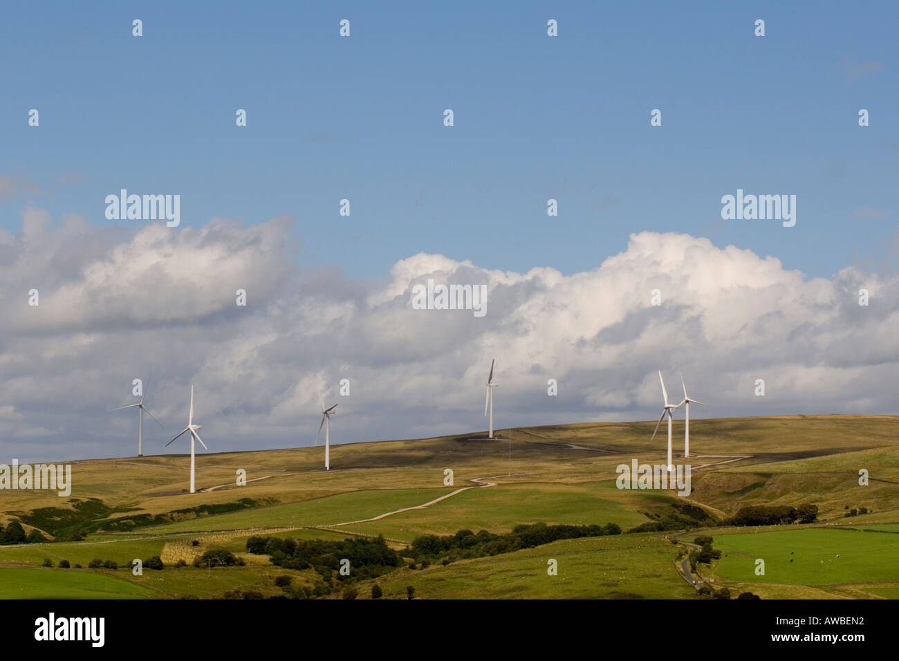 Un centrali eoliche con 6 grandi turbine eoliche vicino Caton Lancashire Inghilterra Foto Stock