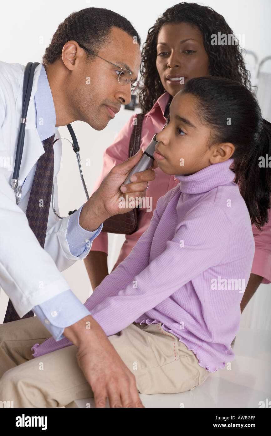 Girl getting check up dal pediatra Foto Stock