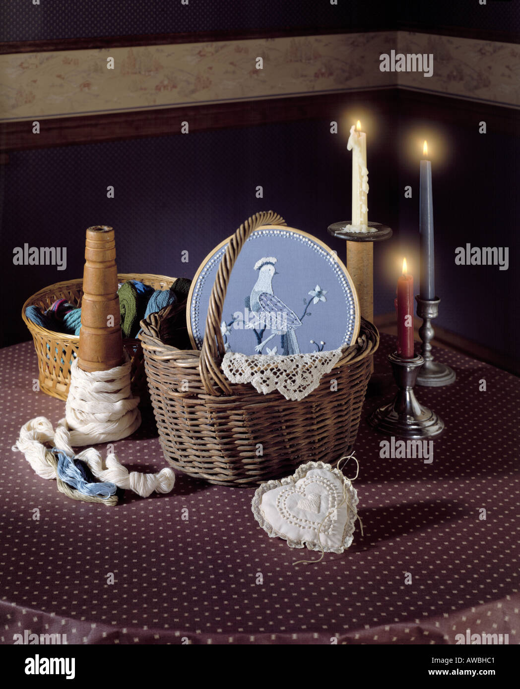 Camera cestello interno w ricamo tre candele a forma di cuore cuscino pin, spazio di copia Foto Stock