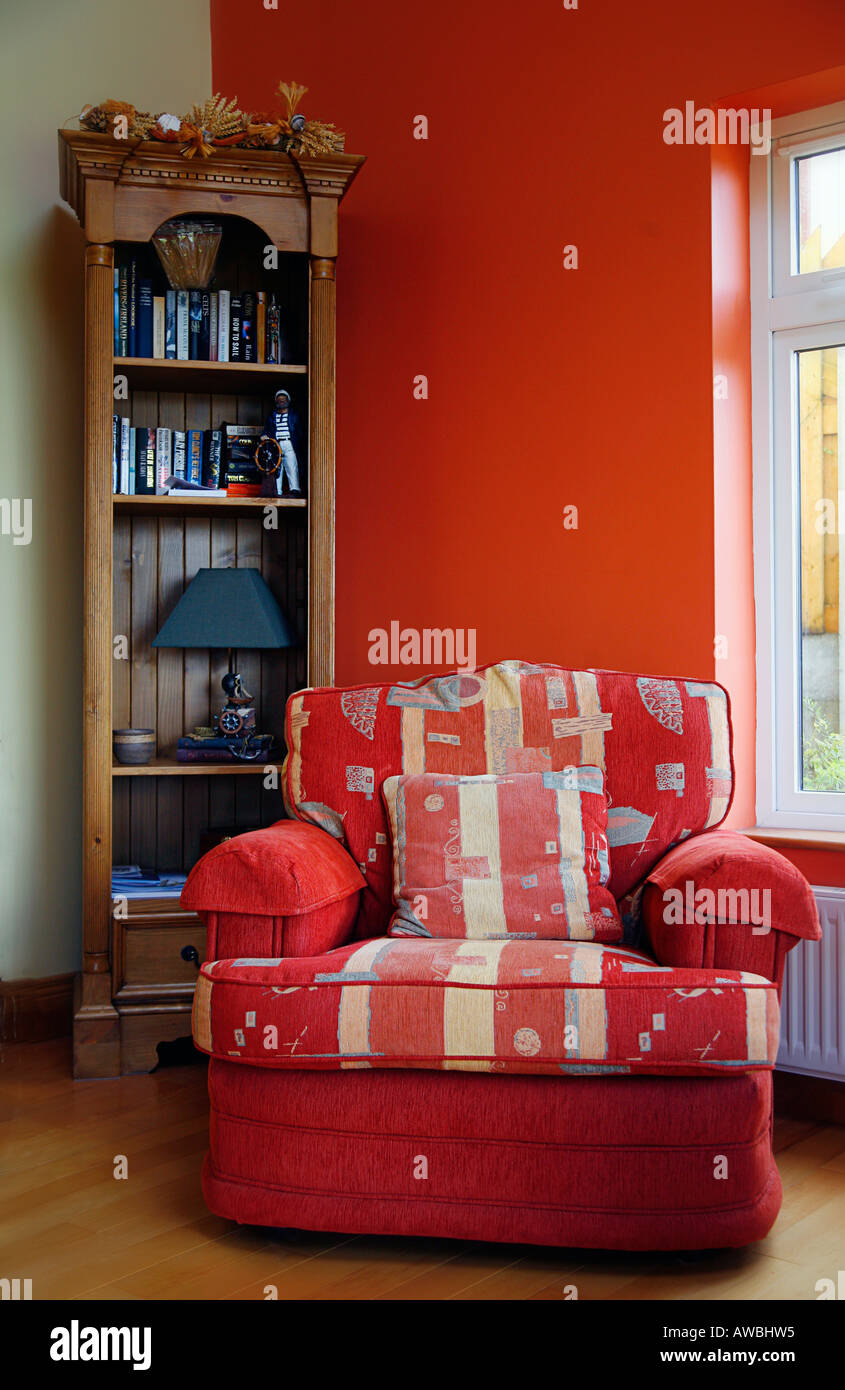 Casa di peluche rosso rivestimento modellato sedia ornati Foto Stock