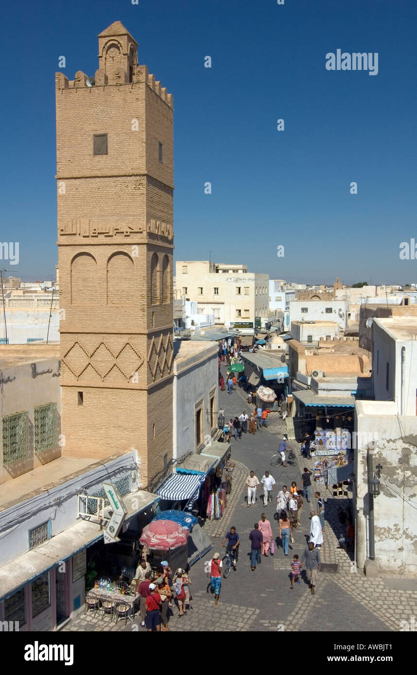 Panoramica di un paesaggio people shopping nel souk vecchio mercato, in Kairouan, Tunisia. Foto Stock