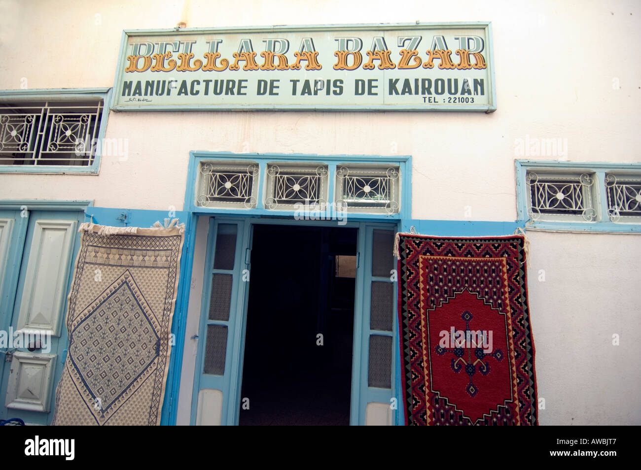 Una fabbricazione di tappeti shop in Kairouan, Tunisia. Foto Stock