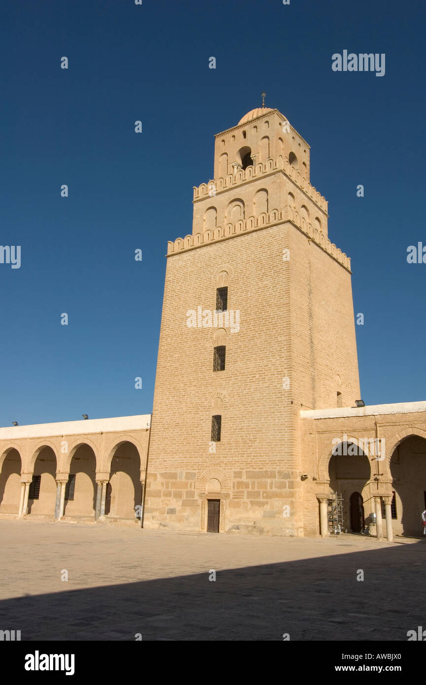 Minareto della grande moschea di Kairouan, l Islam è la quarta più sacro luogo di culto, Tunisia. Foto Stock