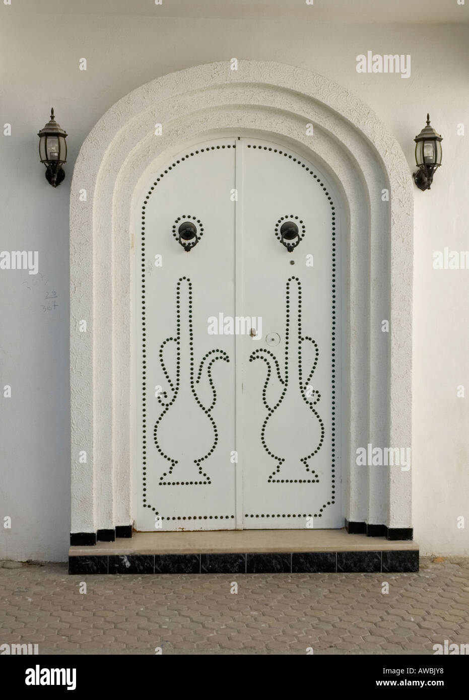 Porte decorate nella santa città musulmana di Kairouan, Tunisia. Foto Stock