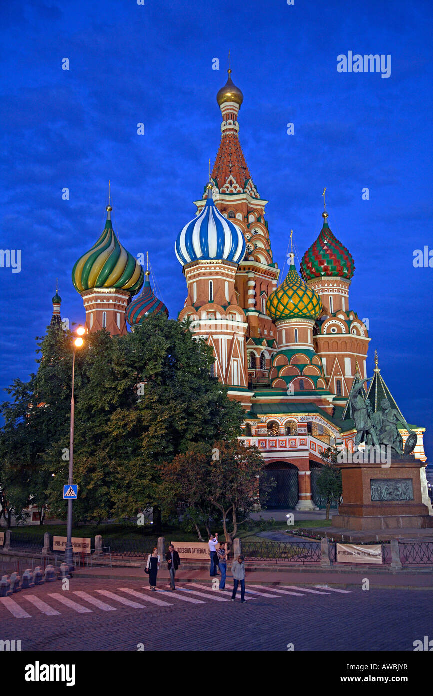 La Russia, Mosca, Piazza Rossa, St basilici cattedrale, illuminazione notturna Foto Stock